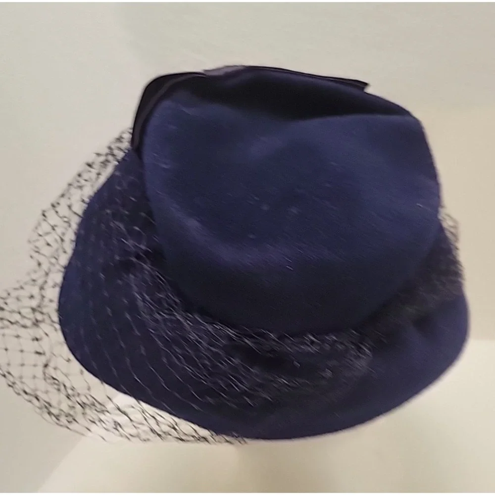 Purple Glenover‎ Henry Pollak 100% Wool Pillbox hat with net Fascinator, 1940's